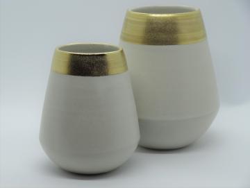 Kleine konische Vase mit breitem Goldband