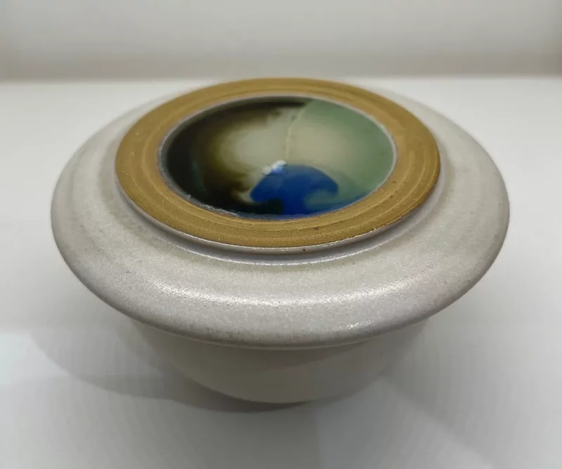 Dose (1) mit Glasschmelze