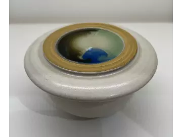 Dose (1) mit Glasschmelze