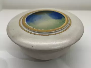 Dose (2) mit Glasschmelze