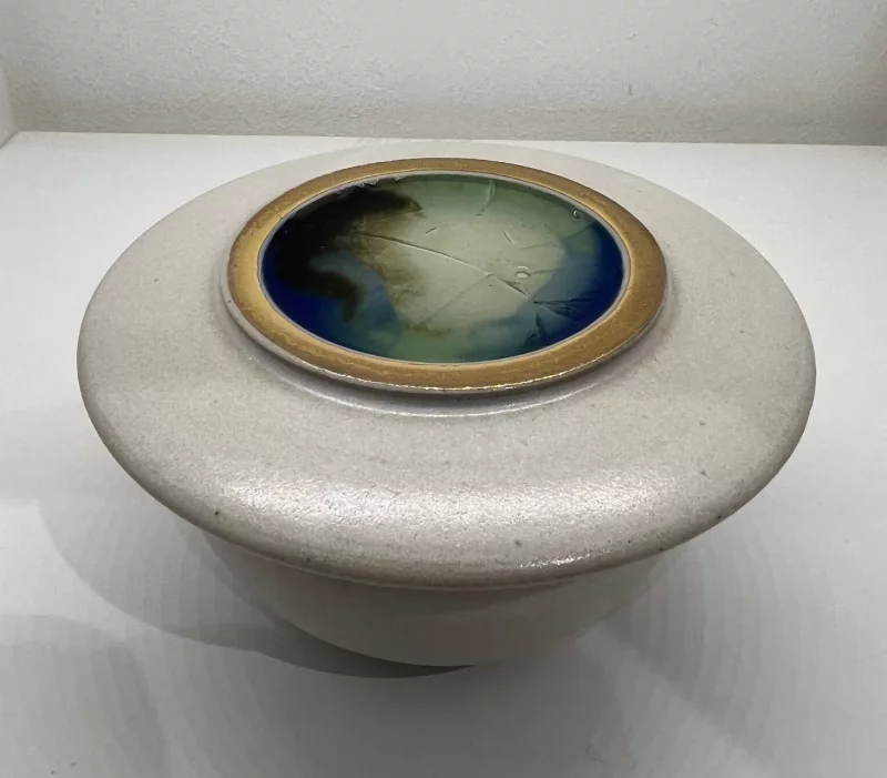 Dose (3) mit Glasschmelze