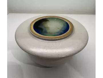 Dose (3) mit Glasschmelze